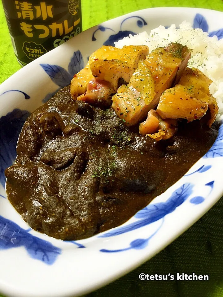 TETSU♪😋さんの料理 鶏肉のグリル焼きを乗っけたモツカレー！皆さんモツカレさまでーす♪😁|TETSU♪😋さん