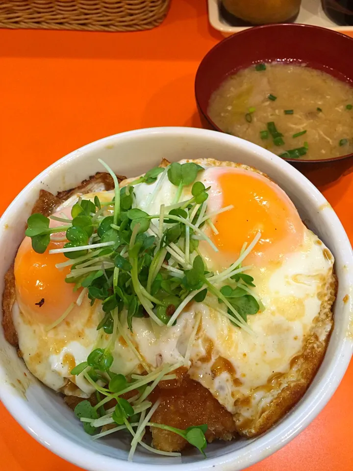 Snapdishの料理写真:バター香る照り焼きWエッグのチキンカツ丼|T. Wonderさん