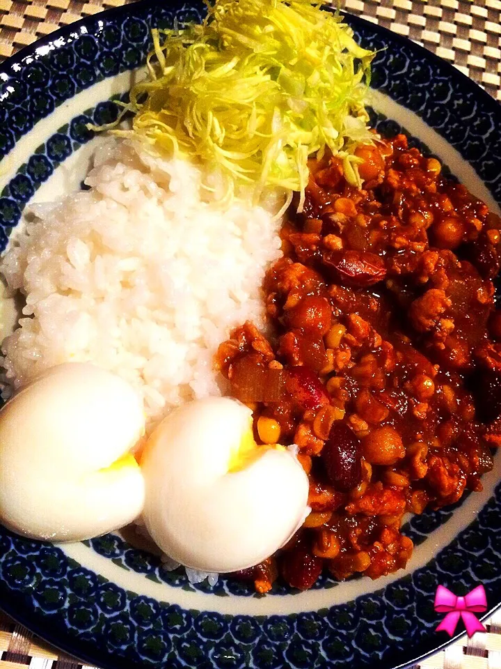 Snapdishの料理写真:お豆とコーンのキーマカレー、しんちゃんのおちり卵添え…ううう|おりぃさん