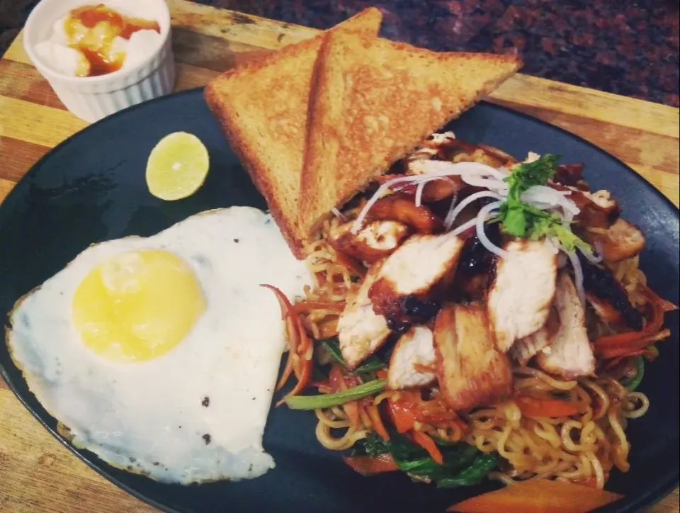 Noodles with Braised chicken, Poached egg, brwon bread and dipping|sera wangdiさん