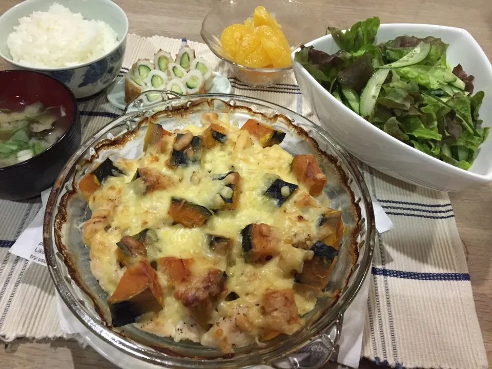 鶏胸肉とカボチャのオーブンチーズ焼き・ちくわキュウリ・グリーンサラダ・ネギと銀杏草の味噌汁|まーままさん