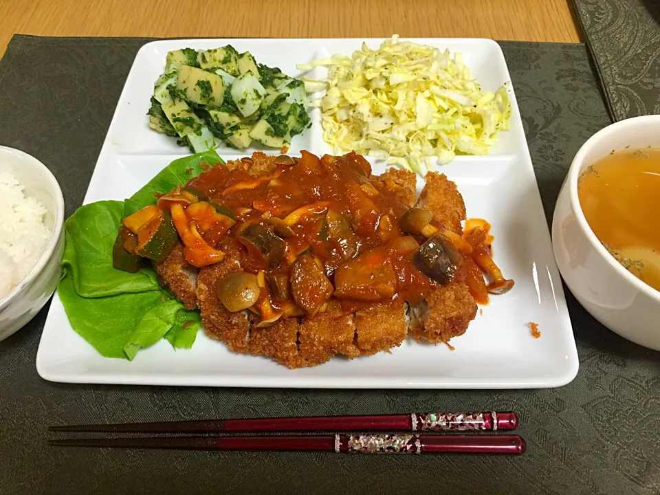 チキンカツのトマトソースがけ、筍とイカの木の芽和え、キャベツのカボスサラダ、セロリとベーコンのスープ。|Angie44さん