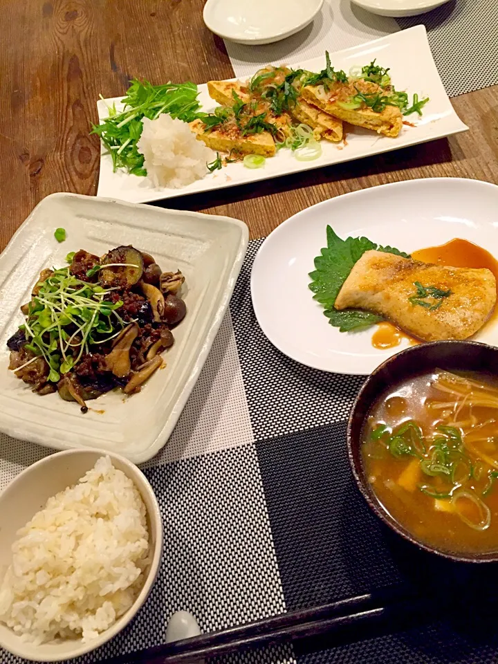 カジキの和風生姜ソテー、ナスと舞茸、シメジの肉味噌炒め、お揚げのカリカリ焼き、大根、えのき、油揚げのお味噌汁🍀|まみりんごさん