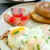 My kind of breakfast .. sunny side eggs stuff with bacon, onion, chilli and top with cheese.  follow by salted salmon with caviar and tossed bagel. Happy Monday|Mathura Sadovskyさん