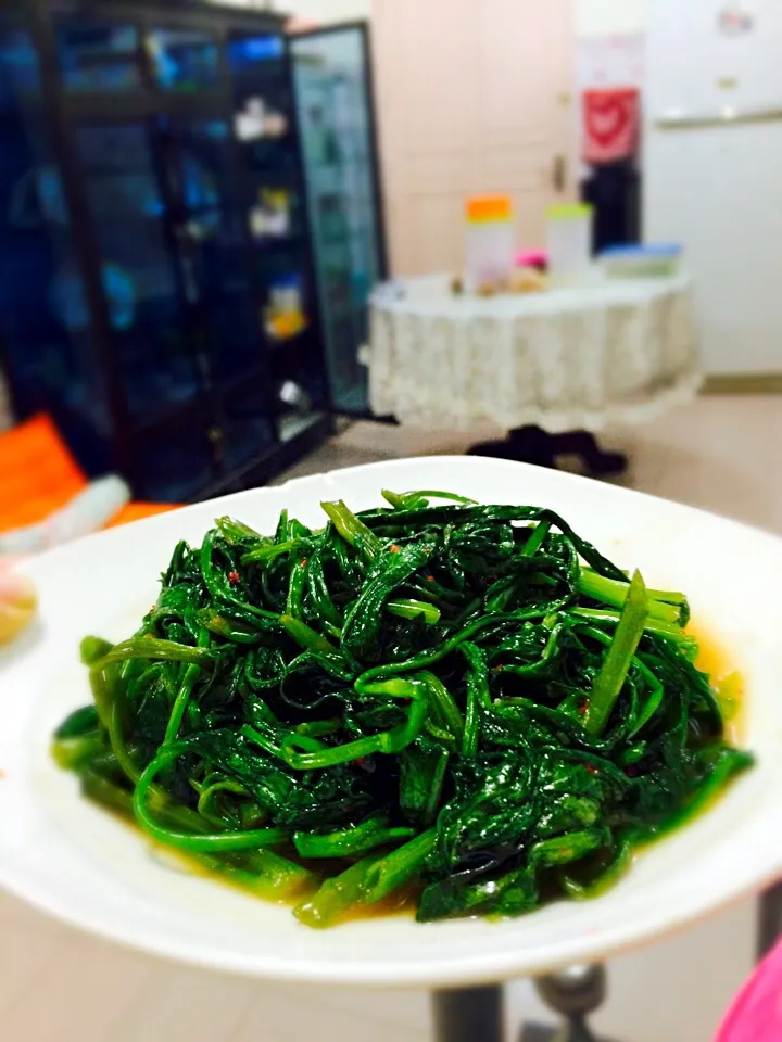 Stir fry kangkong with terasi|wu lan lieさん