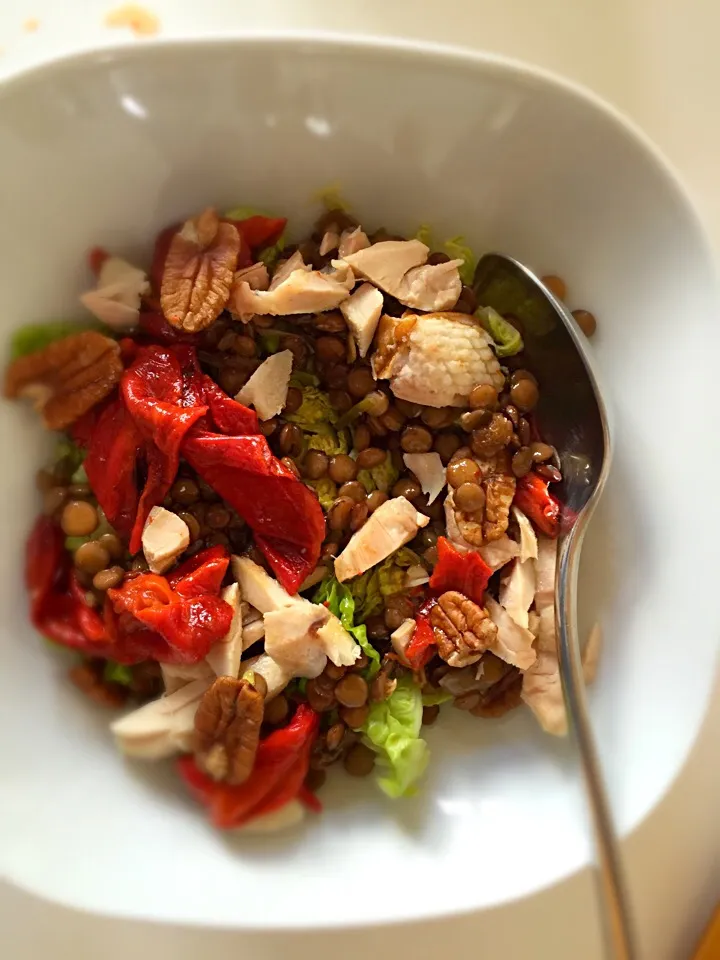 Salad with roasted peppers, lentils, smoked chicken and pecans|Liesbeth Maliepaardさん