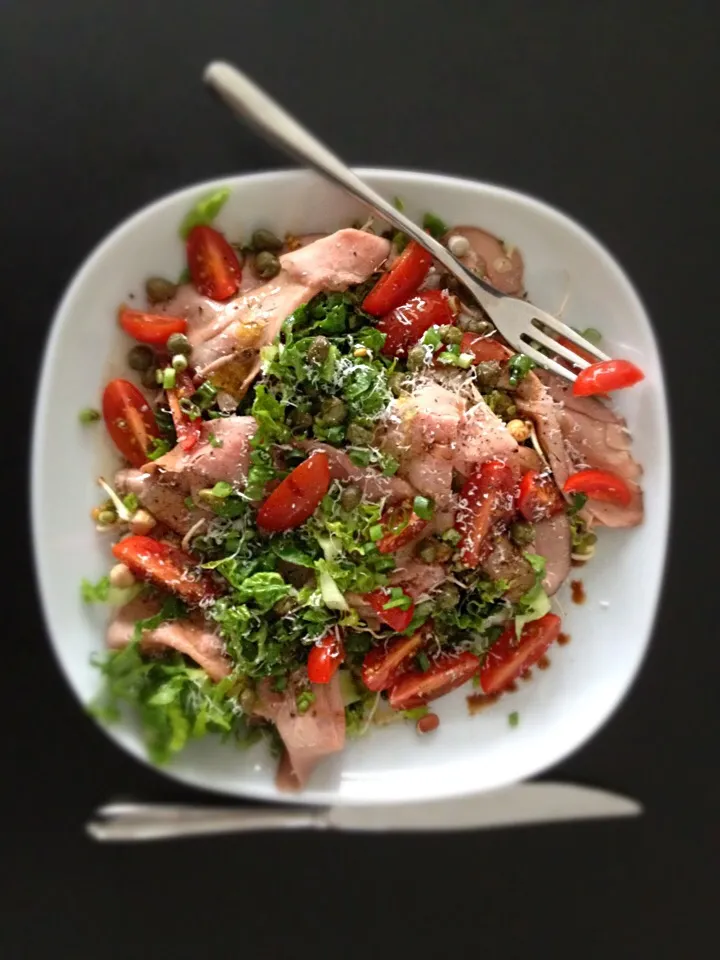 crispy sprouts salad with roast beef, tomatoes, capers and parmesan|Liesbeth Maliepaardさん