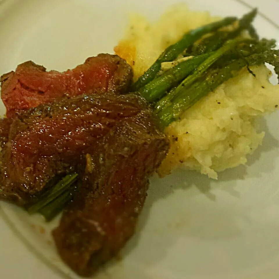 Snapdishの料理写真:Grilled Marinated Hanger Steak #BassTaste #foodporn #UndergroundDinner #catering #steak #foodie #yum @Bass.Taste @BassCateringX|BASS.TASTEさん