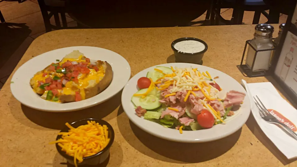 Snapdishの料理写真:Chef salad and pollo Mexicano potato #simplelunch #iloveextracheese #jasonsdeli|latrissaさん