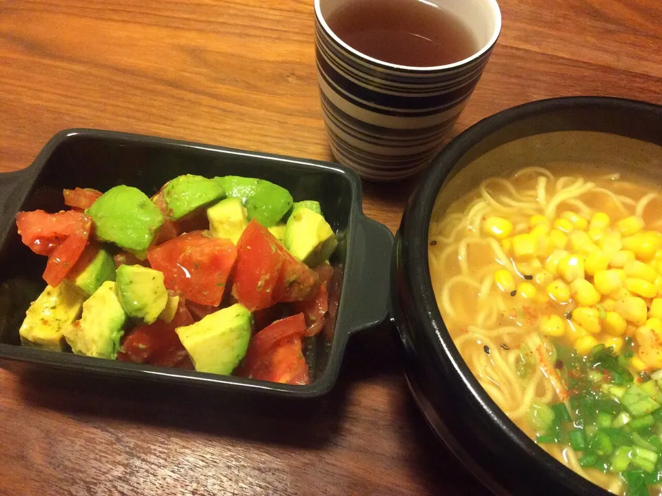 ラ王袋麺でコーン味噌ラーメン、トマトとアボカドのサラダ 2015.4.13|キラ姫さん