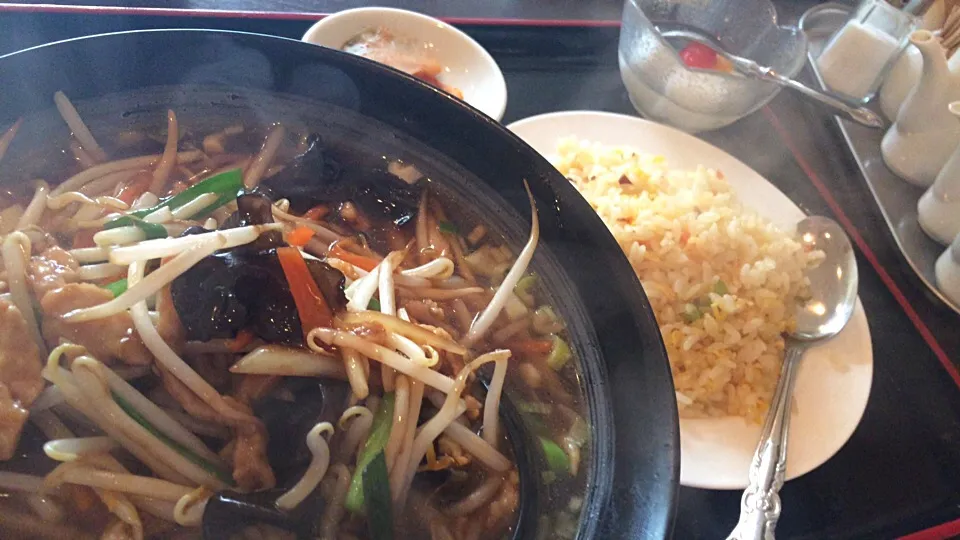 Snapdishの料理写真:【日替定食】豚肉細切りもやしラーメンと小チャーハンを頂きました。|momongatomoさん