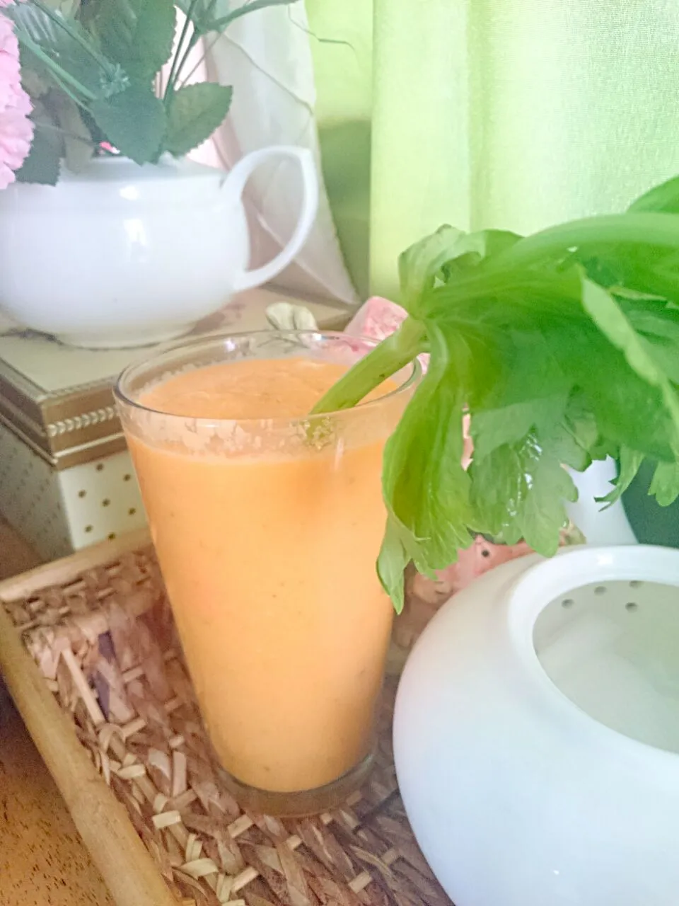 Healthy Smoothie
carrot,celery and green apples with spoonful of sour cream|Junphil Dela Cruzさん