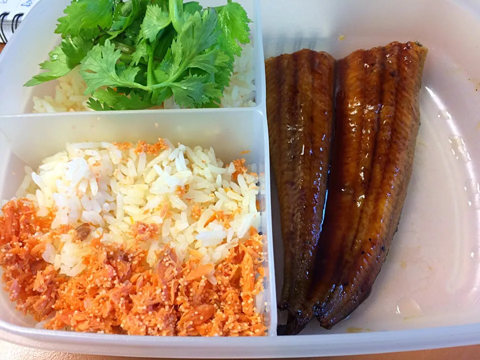 Simple bento lunch - tomato rice with flaked salmon and mentaiko and unagi|Ong Sor Fernさん