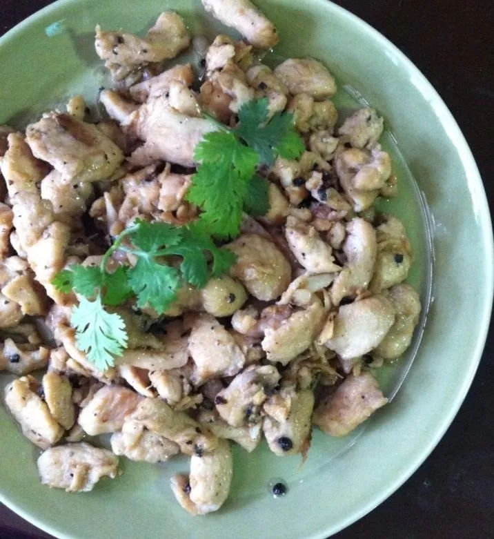 Stir fried chicken flavoring with garlic & black pepper #thaifood|Eat in Thaiさん