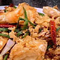 deep fried shrimp with deep fried garlic and dried chili. they said this dish is #Hongkong style.|Wisanu Bird Choungsuwanishさん