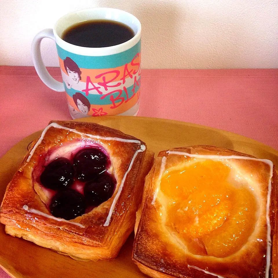 デニッシュとコーヒー|さくらんぼ🍒さん