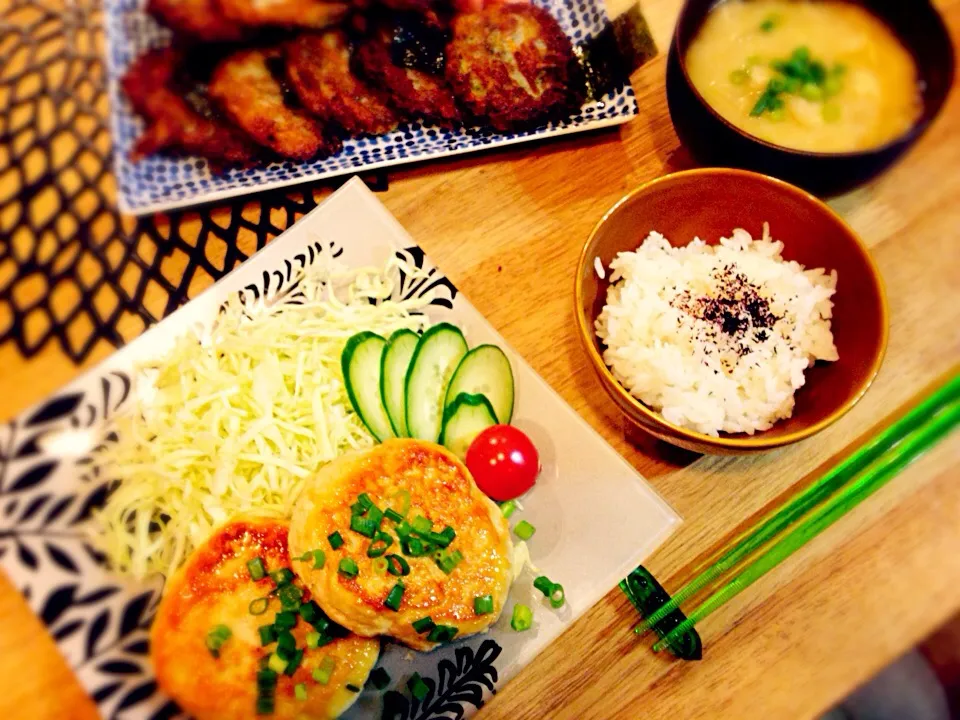 うちの毎日ビンボーレシピ♡豆腐と胸肉のハンバーグ 。山芋と青のり人参の揚げ焼き。|チーミーさん