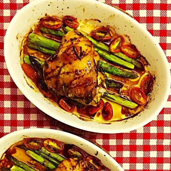 Snapdishの料理写真:Roast Chicken Thighs with Grape Tomatoes & Asparagus Dressed in Balsamic Vinegar|Prisca Erさん