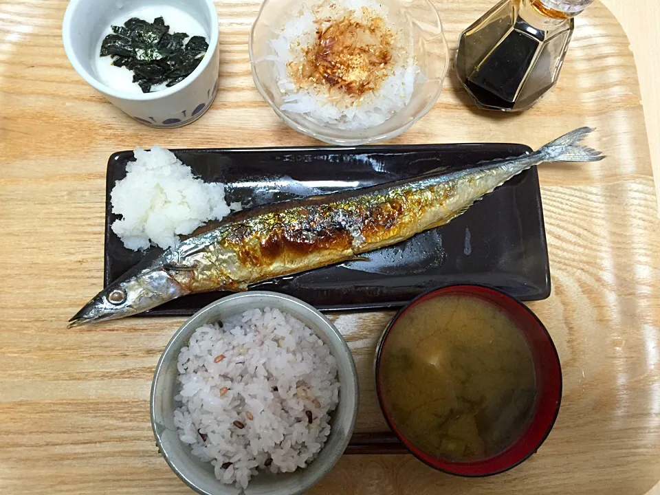 焼きサンマ、新タマサラダ、山芋のトロロ、古代米、お味噌汁✧*|Makiさん