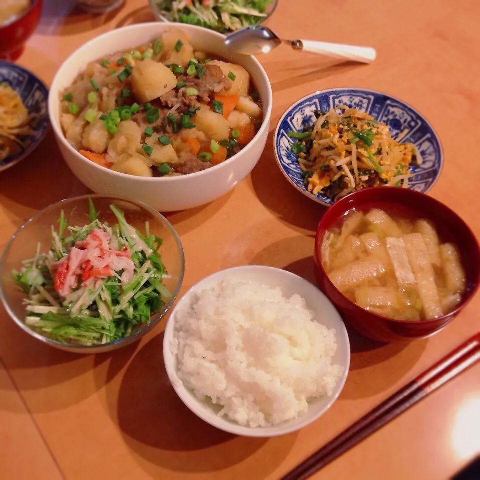 肉じゃが、ニラともやしのキムチ炒め、水菜サラダ、長ネギと油揚げの味噌汁|はるさん