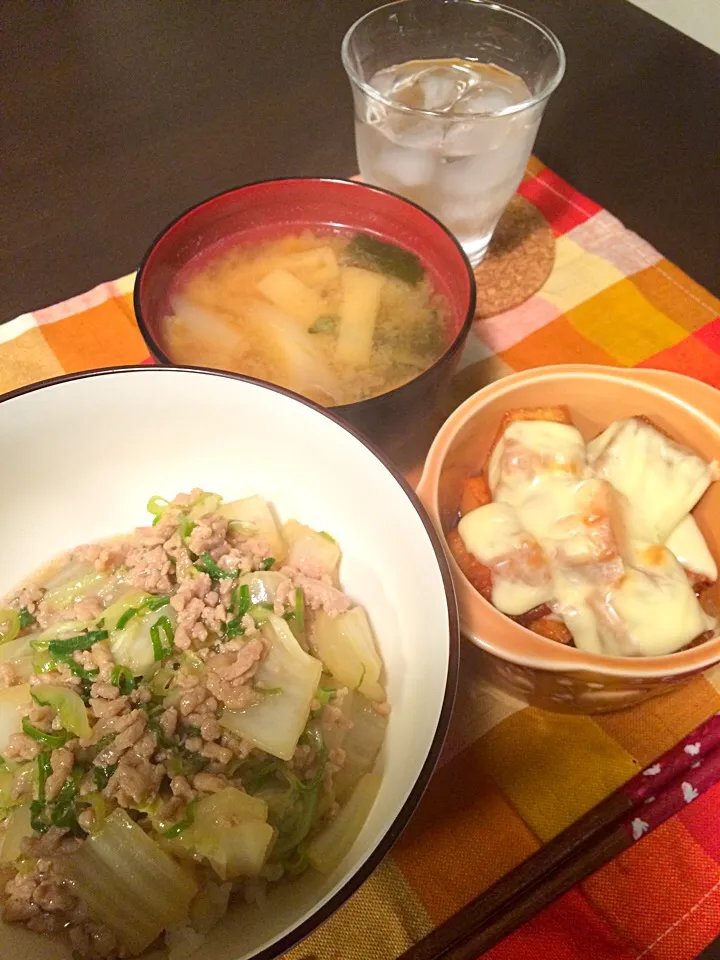 Snapdishの料理写真:白菜と挽肉のあんかけ丼/厚揚げチーズ/わかめと玉ねぎの味噌汁|ゆきてぃさん