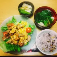 Snapdishの料理写真:カリカリ豚こまの香味ソースがけ、わさび菜の和風スープ、冷奴、小松菜のお浸し、十五穀米|はしもさん