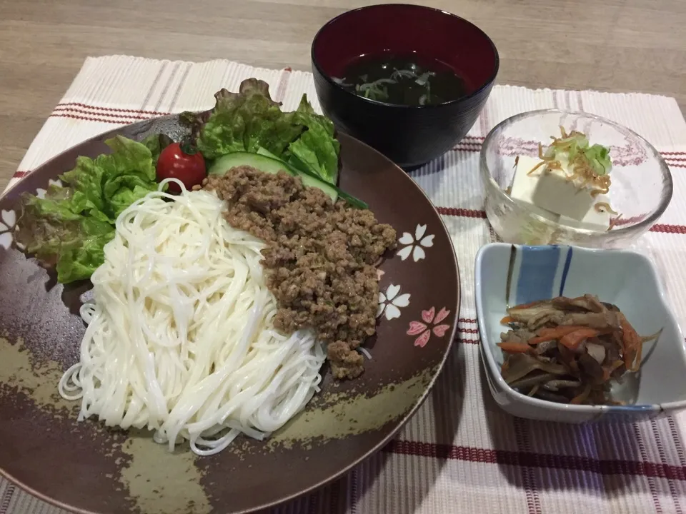 ジャージャーそうめん・豚バラと舞茸の甘辛炒め・冷奴・わかめスープ|まーままさん