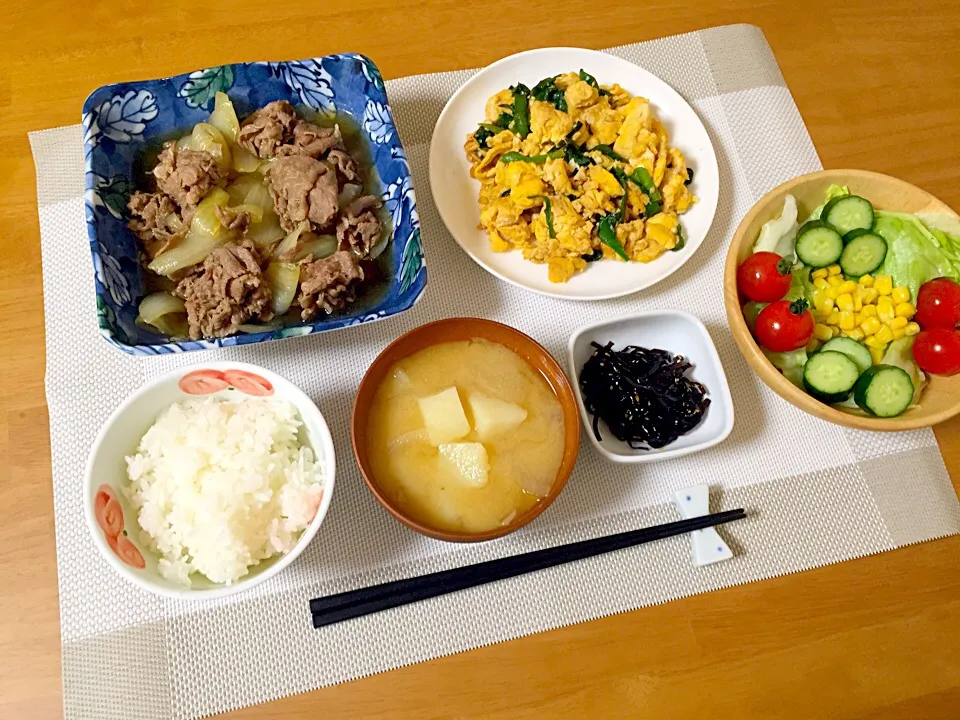 豚肉と玉ねぎの甘煮 ニラ玉 じゃがいもと玉ねぎの味噌汁|ゆきさん