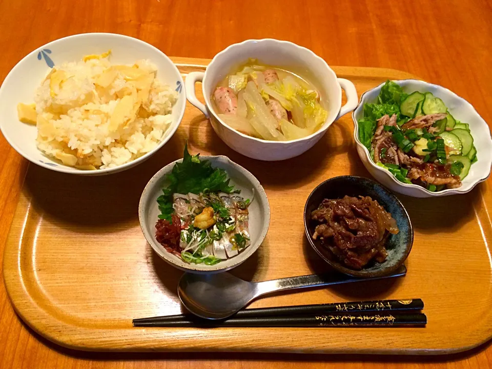 Snapdishの料理写真:筍ご飯、鯵のお刺身、カツオサラダ、牛肉佃煮風、ウィンナーとキャベツと大根コンソメスープ|yuyusuzuさん