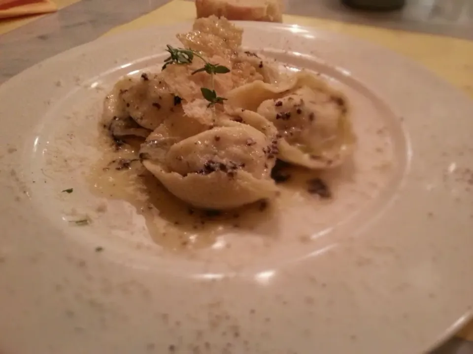 ravioli with potato and bacon, truffle sauce and parmesan thin crackers #mammaluisastable|Maria Suzukiさん