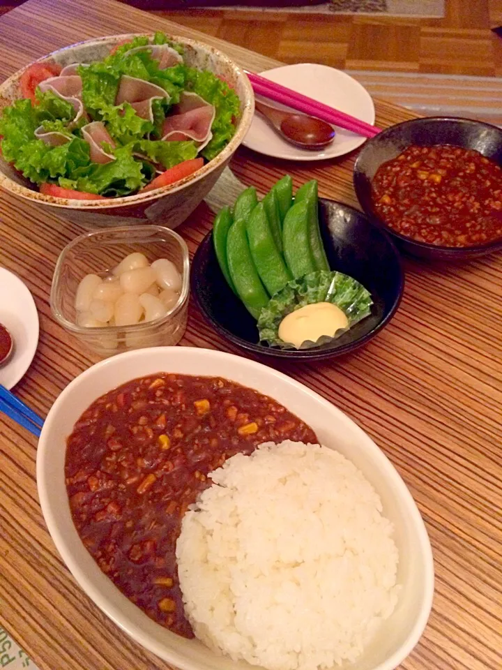 ＊晩ごはん＊ 鶏ひき肉と野菜カレー 生ハムとレタスのサラダ スナップえんどう|pinoyamaさん