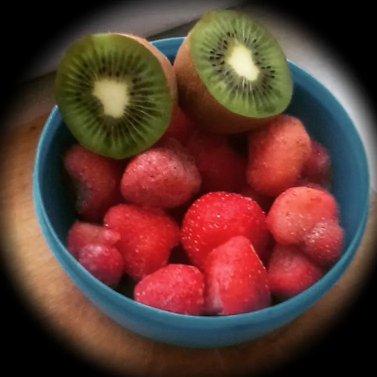 Eat healthy, screw diets!! #strawberry #kiwi #fruits #colorful #lunch #snack #vegan|HeyNeboさん