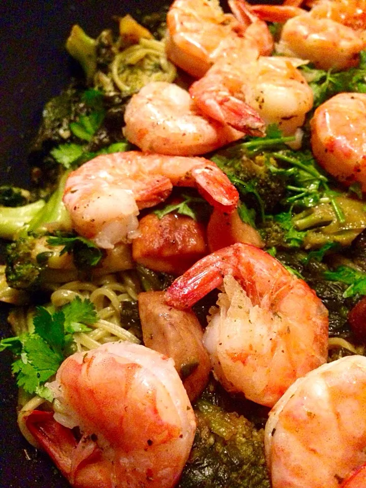 Green Tee noodles with spinach, broccoli, shiitake mushrooms and Shrimp with fresh coriander|Aliceさん