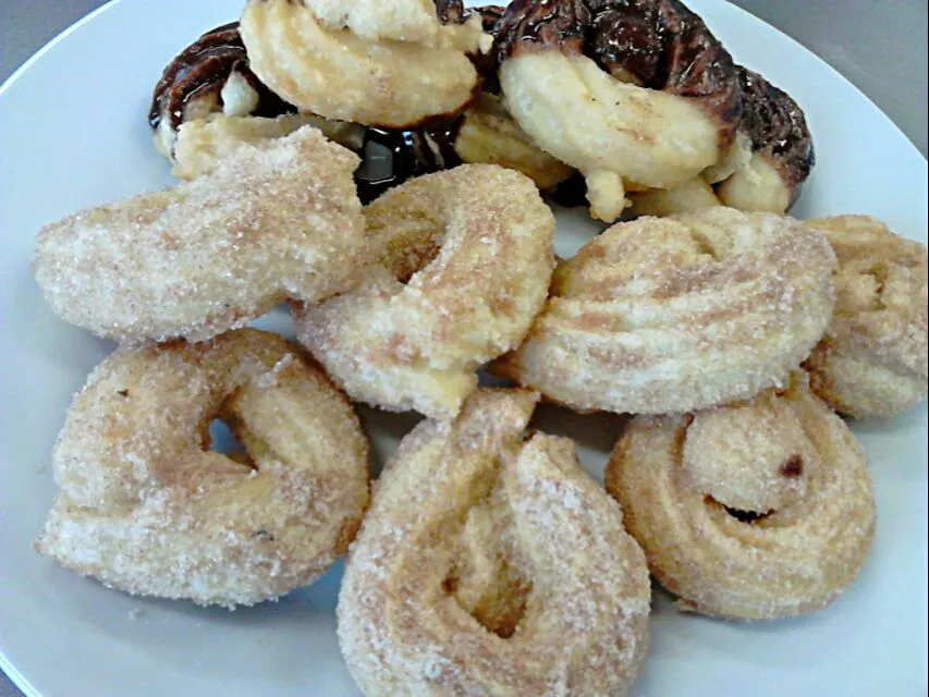 Snapdishの料理写真:churros rolled in cinnamon sugar/dipped in chocolate|tessさん