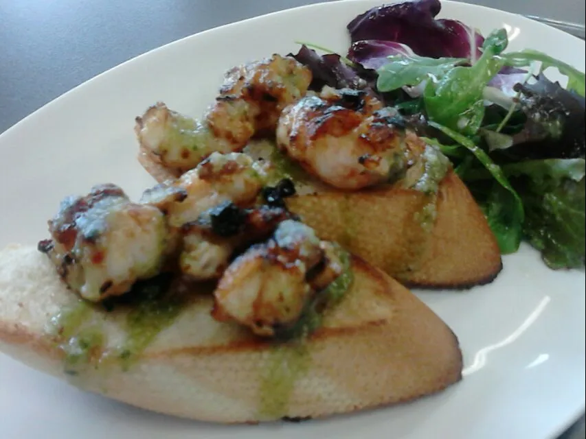 Snapdishの料理写真:sweet chilli dublin bay prawn on flute,  salad with pesto|tessさん