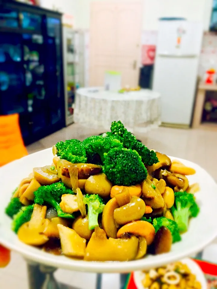 Stir fry brocoli with mushroom with oyster sauce|wu lan lieさん