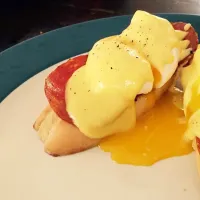 Snapdishの料理写真:Eggs Benedict w/ Hollandaise|Mulki Seurieusさん