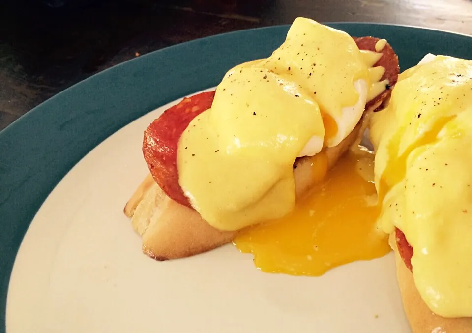 Snapdishの料理写真:Eggs Benedict w/ Hollandaise|Mulki Seurieusさん