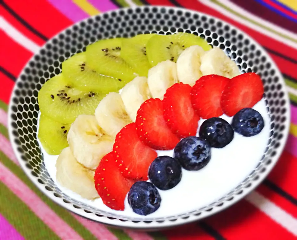 Midweek breakfast - Greek yogurt with golden kiwi, banana, strawberries and blueberries|coxiella24さん