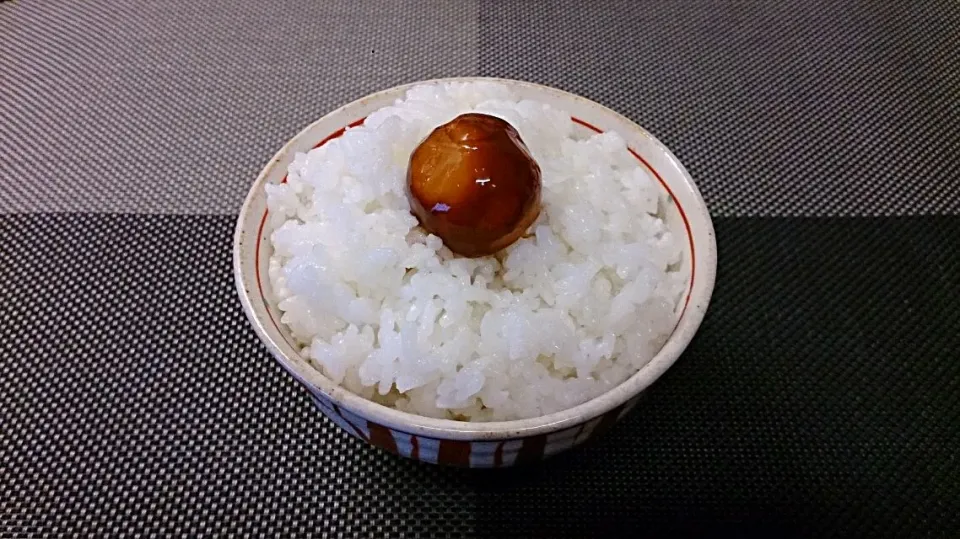 冷凍玉子の醤油漬け！
一度冷凍した玉子を解凍したら黄身だけ醤油に２～３時間漬けるとあっという間に琥珀色！
おーいしい！！|akemi🐝さん