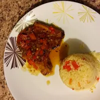 Chuleta de Cerdo ahumada,  con tomate, ajo, cebolla, chile morrón y arroz con vegetales! Provecho 😛|Marcela Chávezさん