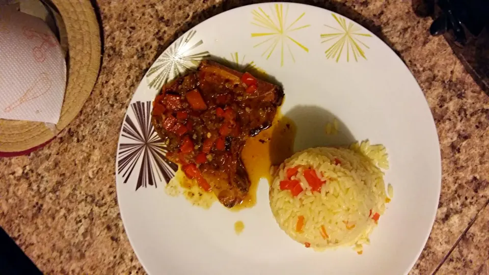 Chuleta de Cerdo ahumada,  con tomate, ajo, cebolla, chile morrón y arroz con vegetales! Provecho 😛|Marcela Chávezさん