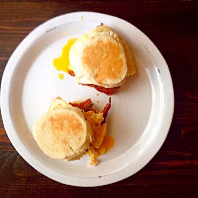 Fried Egg,Bacon, Cheddar Cheese with English Muffin..|Colleen Teoさん