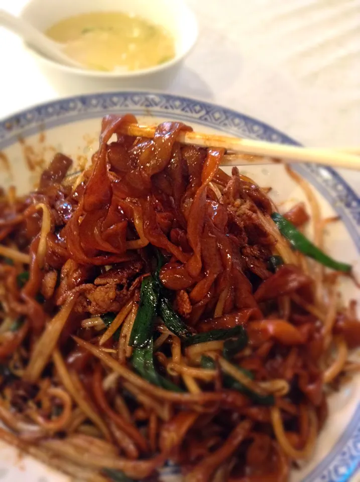 揚州商人で上海焼きそば。刀切麺で。茶色っw 味濃っw|hoppycowさん