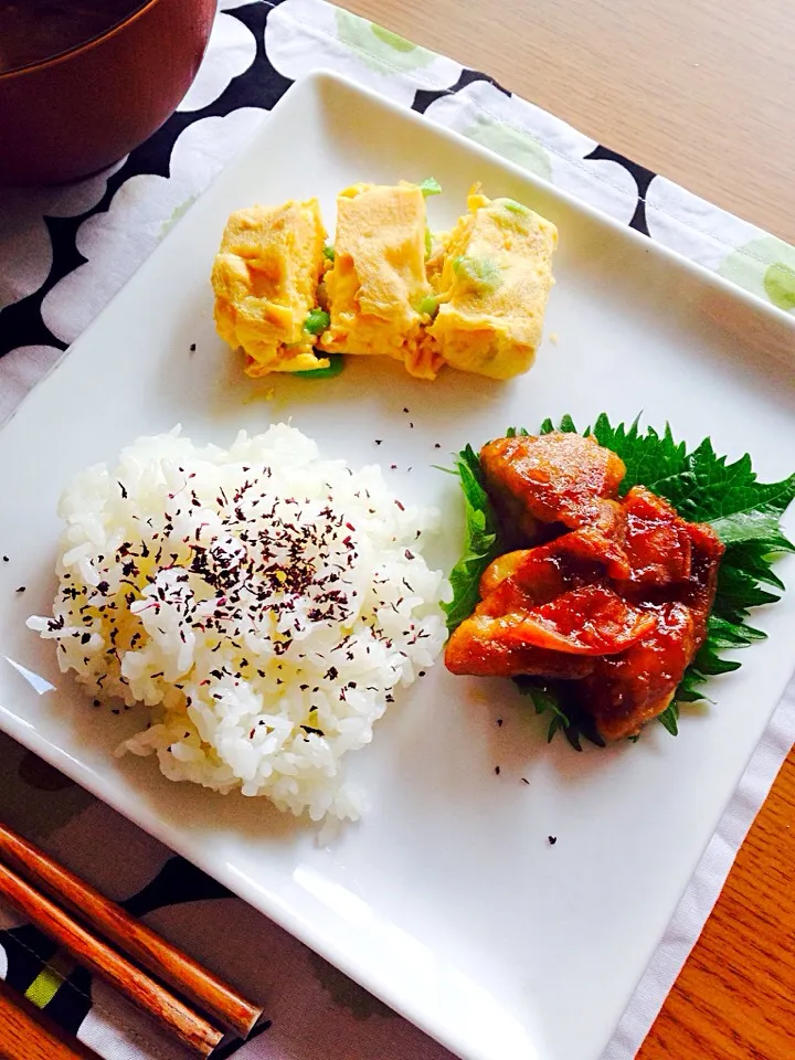 Snapdishの料理写真:鶏の梅照り焼きと枝豆とツナの卵焼きプレート😍|りんこさん