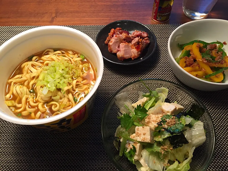 またリピのパクチーと韓国のりお豆腐サラダ❤️とピーマンのおかか煮、お肉屋さんのチャーシュー、とカレーうどんご飯♪|Tomomi Booさん