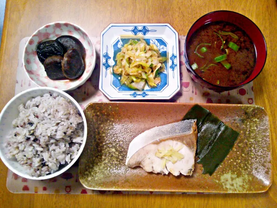 Snapdishの料理写真:４月１４日 鰤の塩煮 しいたけの旨煮 ネギサラダ しじみのお味噌汁|いもこ。さん