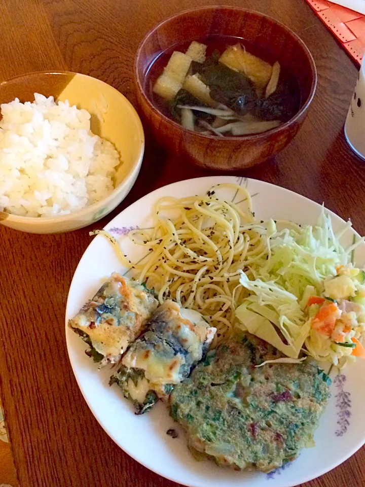 Snapdishの料理写真:いわしづくし🐟 生姜が決め手✨ニラたっぷりいわしバーグといわしの大葉チーズ巻き|Snow10さん