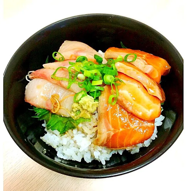 漬けサーモン・ブリの海鮮丼|いち(๑ˊᗜˋ๑)さん