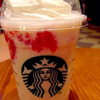 Snapdishの料理写真:フルーツオントップヨーグルトフラペチーノ(?)|あーりんさん